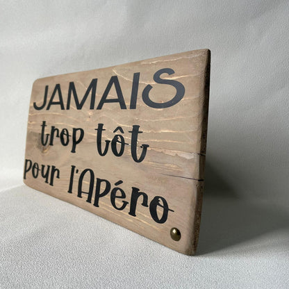 Pancarte en bois – JAMAIS TROP TÔT POUR L’APÉRO
