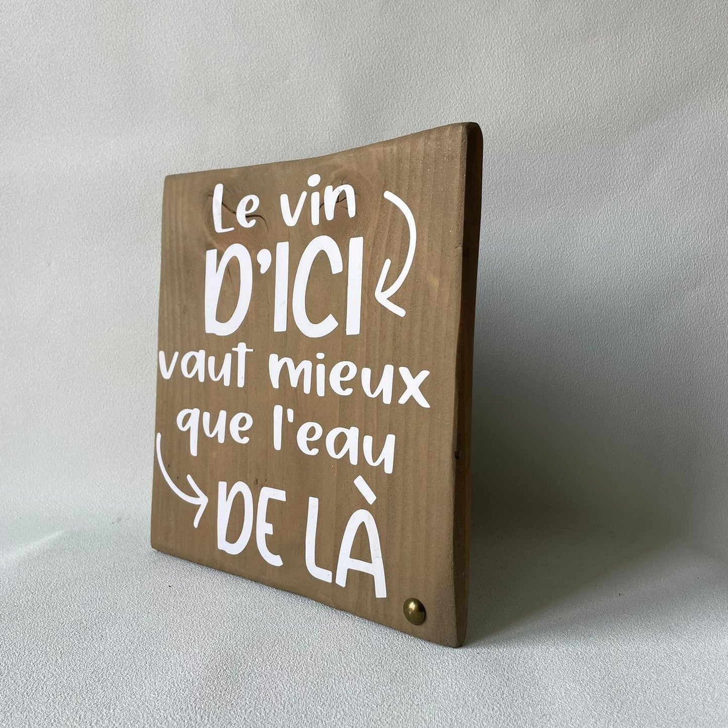Pancarte en bois – LE VIN D’ICI VAUT MIEUX QUE L’EAU DE LÀ