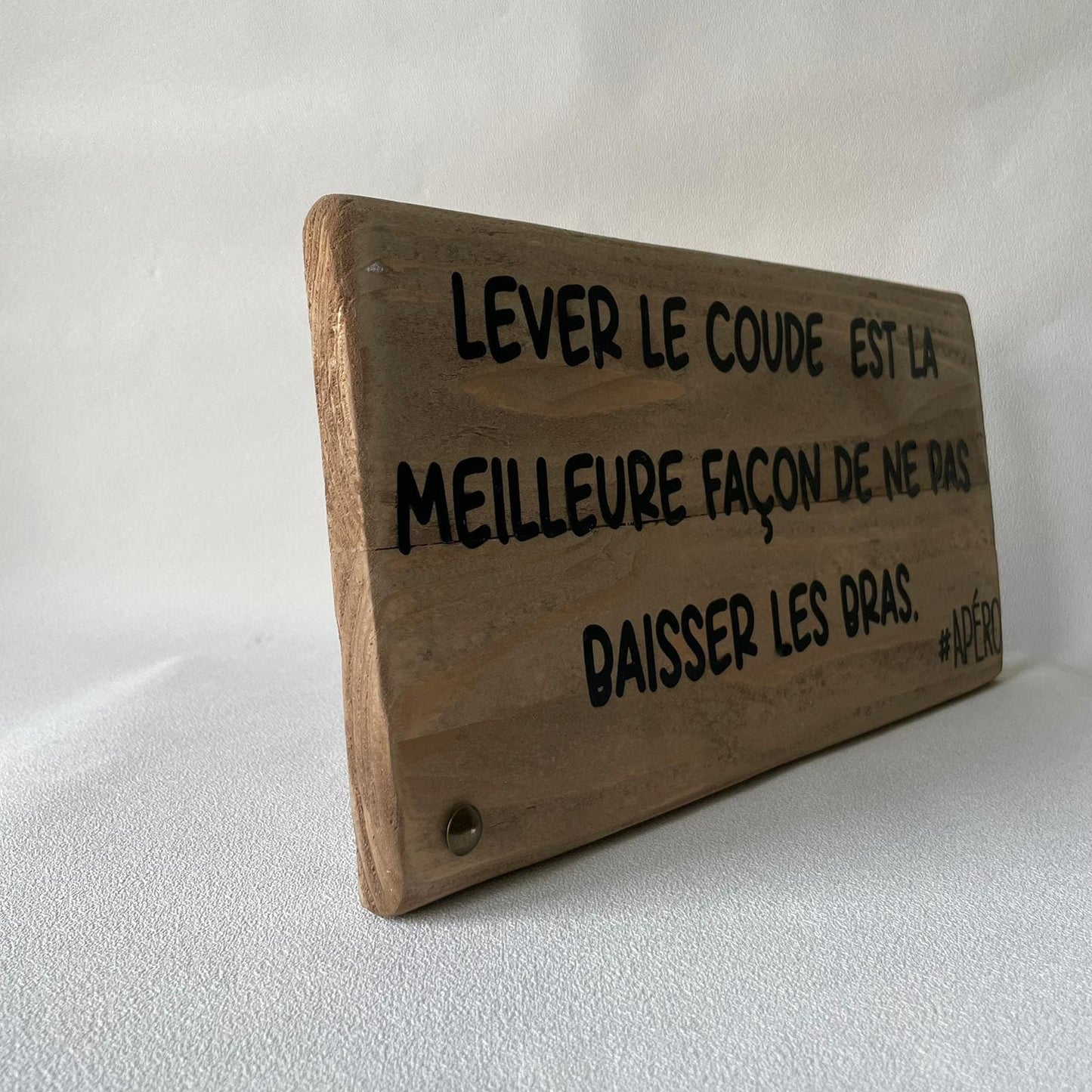 Pancarte en bois – LEVER LE COUDE EST LA MEILLEURE FAÇON DE NE PAS BAISSER LES BRAS