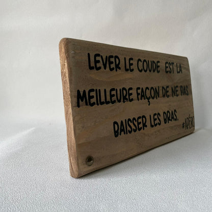 Pancarte en bois – LEVER LE COUDE EST LA MEILLEURE FAÇON DE NE PAS BAISSER LES BRAS