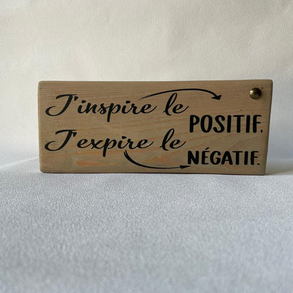 Pancarte en bois - J’INSPIRE LE POSITIF, J’EXPIRE LE NÉGATIF