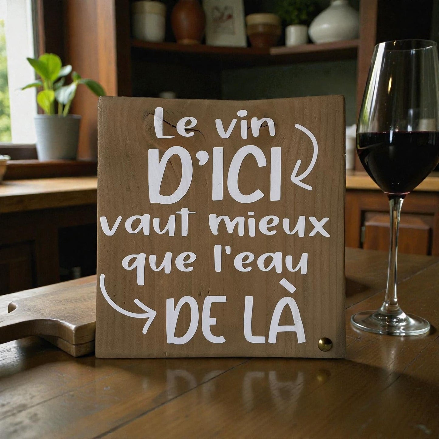 Pancarte en bois – LE VIN D’ICI VAUT MIEUX QUE L’EAU DE LÀ