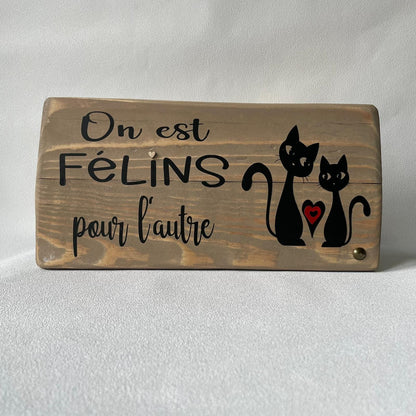 Pancarte en bois – ON EST FÉLINS POUR L’AUTRE