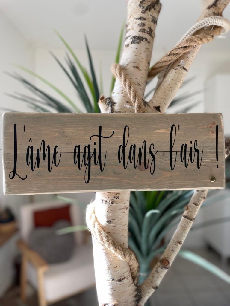 l'âme agit dans l'air pancarte en bois écriture du sourire