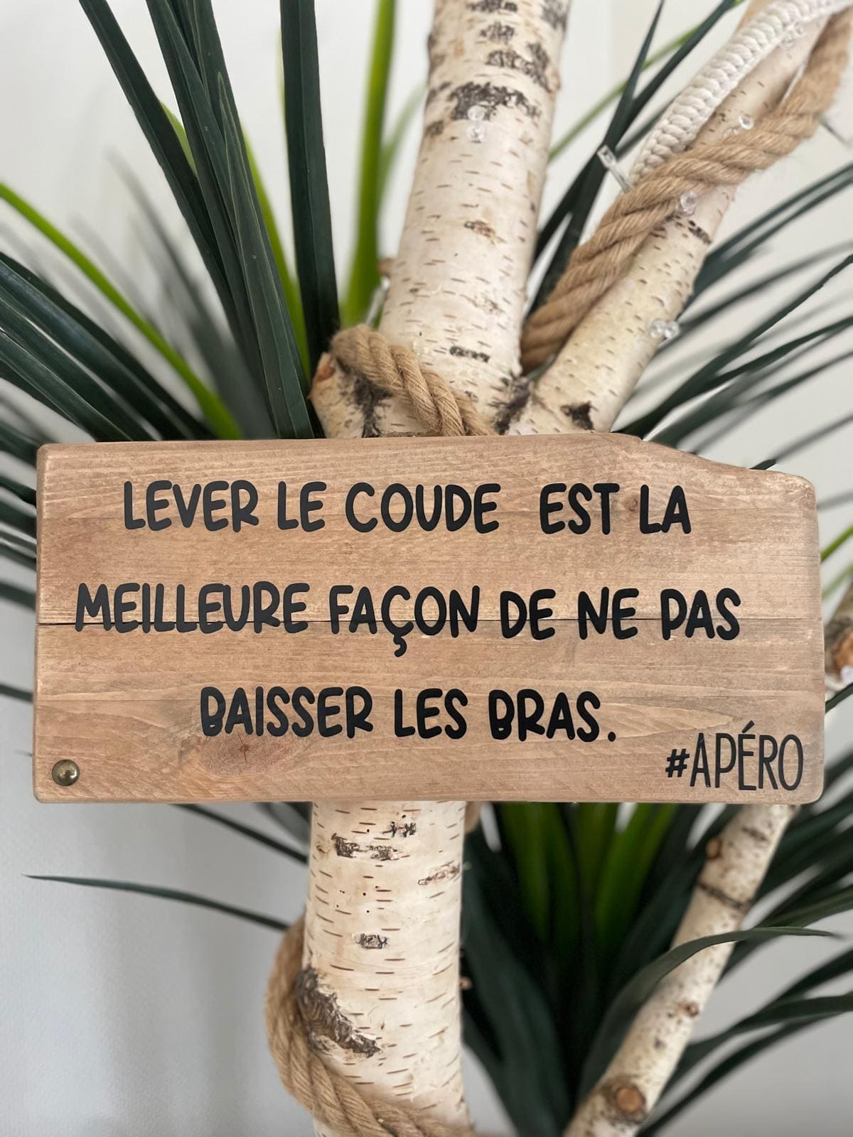 Lever le coude est la meilleure façon de ne pas baisser les bras - Pancarte en bois